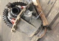 Шарнир продольный даф дифференциала 1132. Задний редуктор x6. Раздаточная коробка ленд крузер 105. Дифференциала 105. Задний мост eaton.